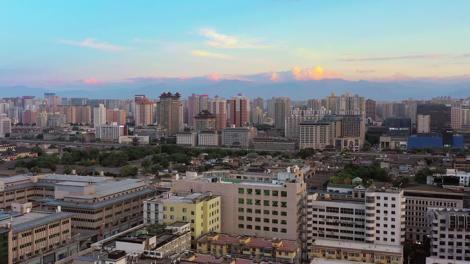 4K航拍西安城墙长镜头延伸大雁塔视频的预览图