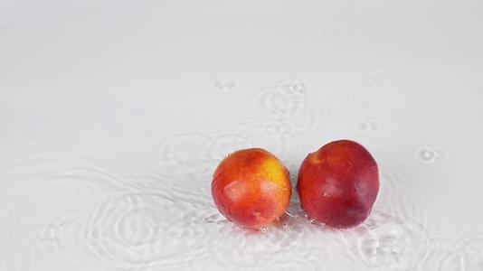 油桃桃子视频的预览图