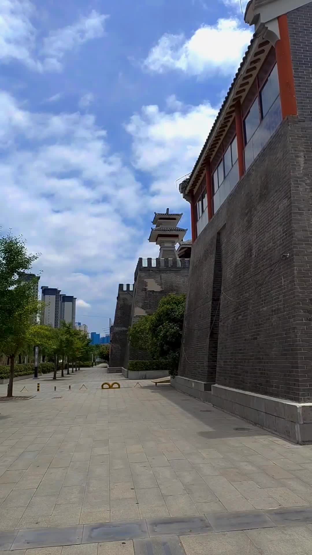 秦汉时期古城竖屏仰拍视频的预览图