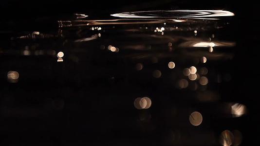 水面波光粼粼的光斑倒影视频的预览图