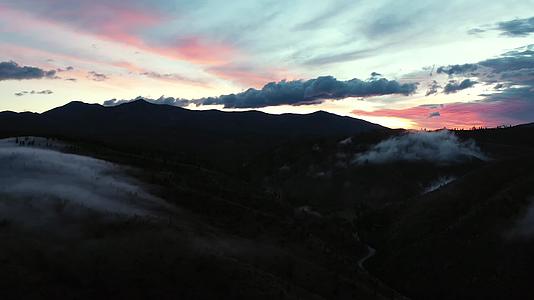 群山峡谷晚霞云雾航拍视频的预览图
