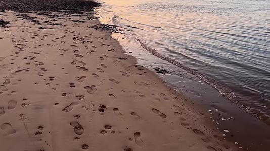 傍晚日落夕阳海边沙滩散步视频的预览图