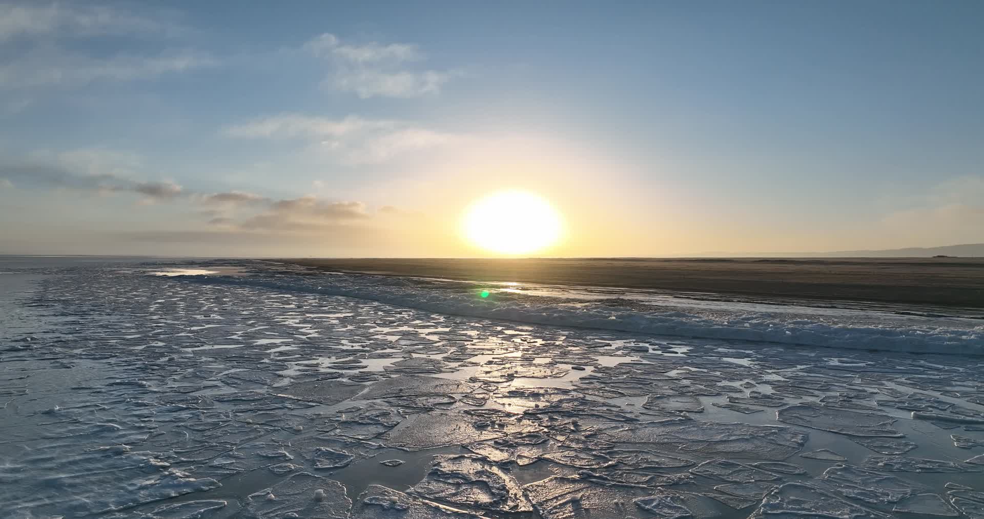 航拍冬季青海湖日出黑马河冰冻冰封御3视频的预览图