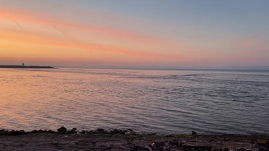 傍晚日落夕阳海边沙滩散步视频的预览图