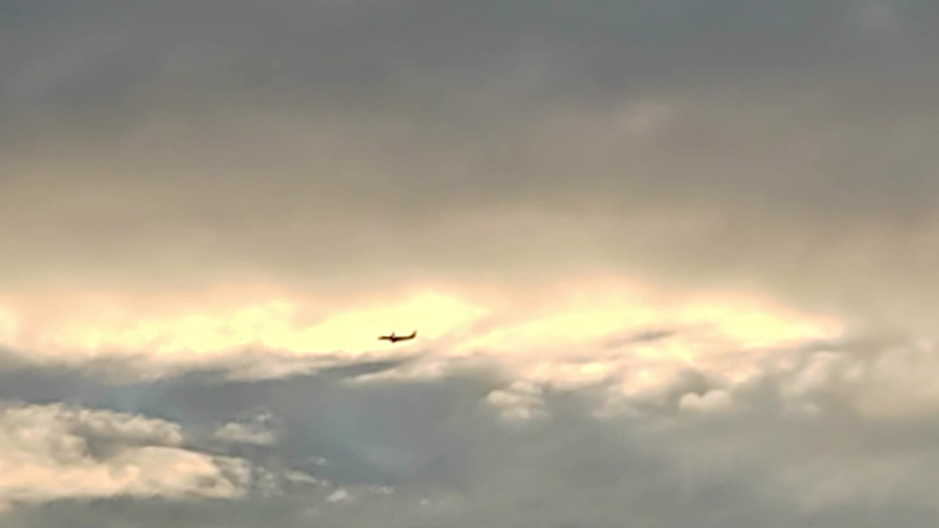 飞机空中远拍仰视视频的预览图