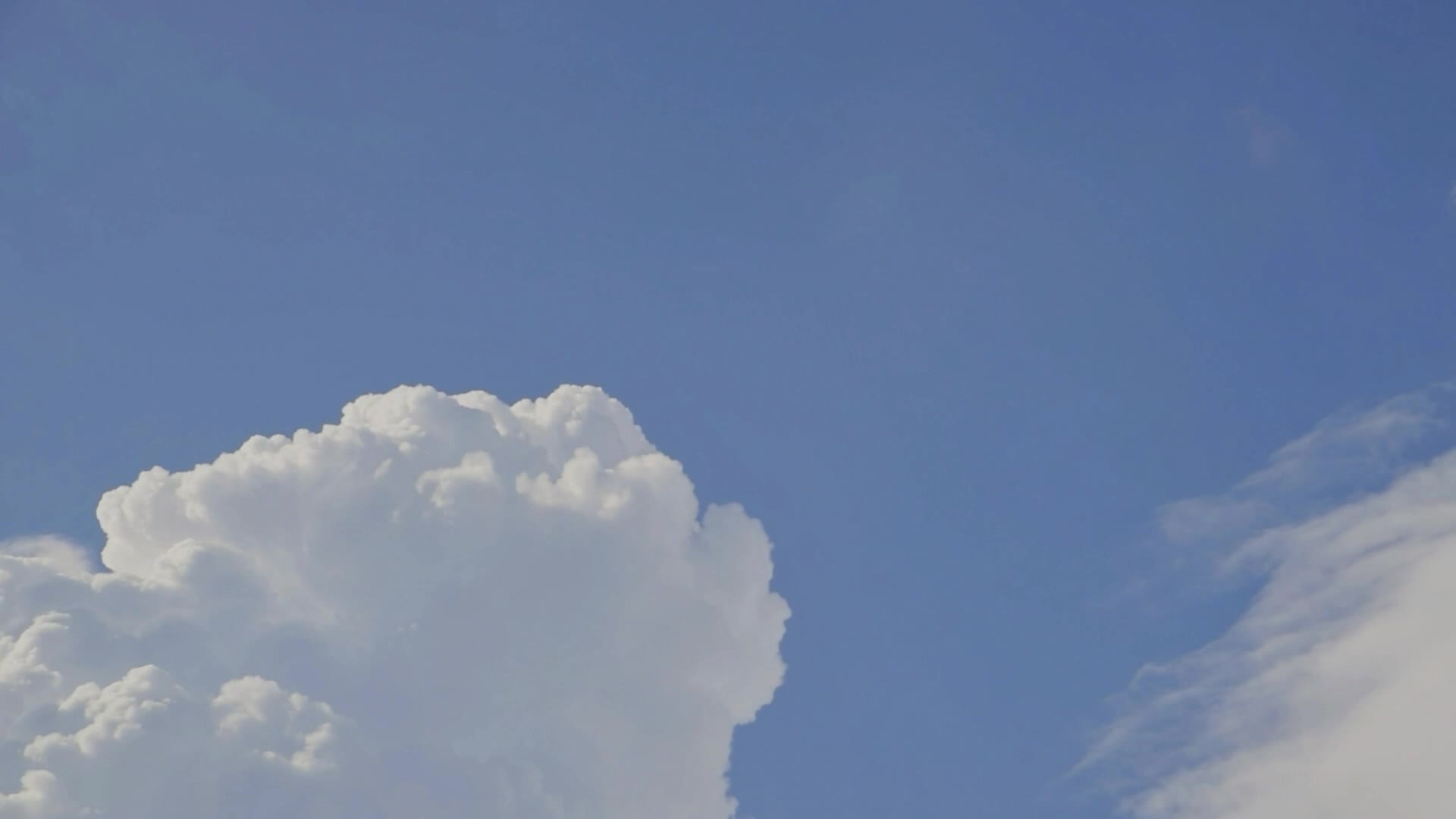 蓝天飘动的白云景观视频的预览图