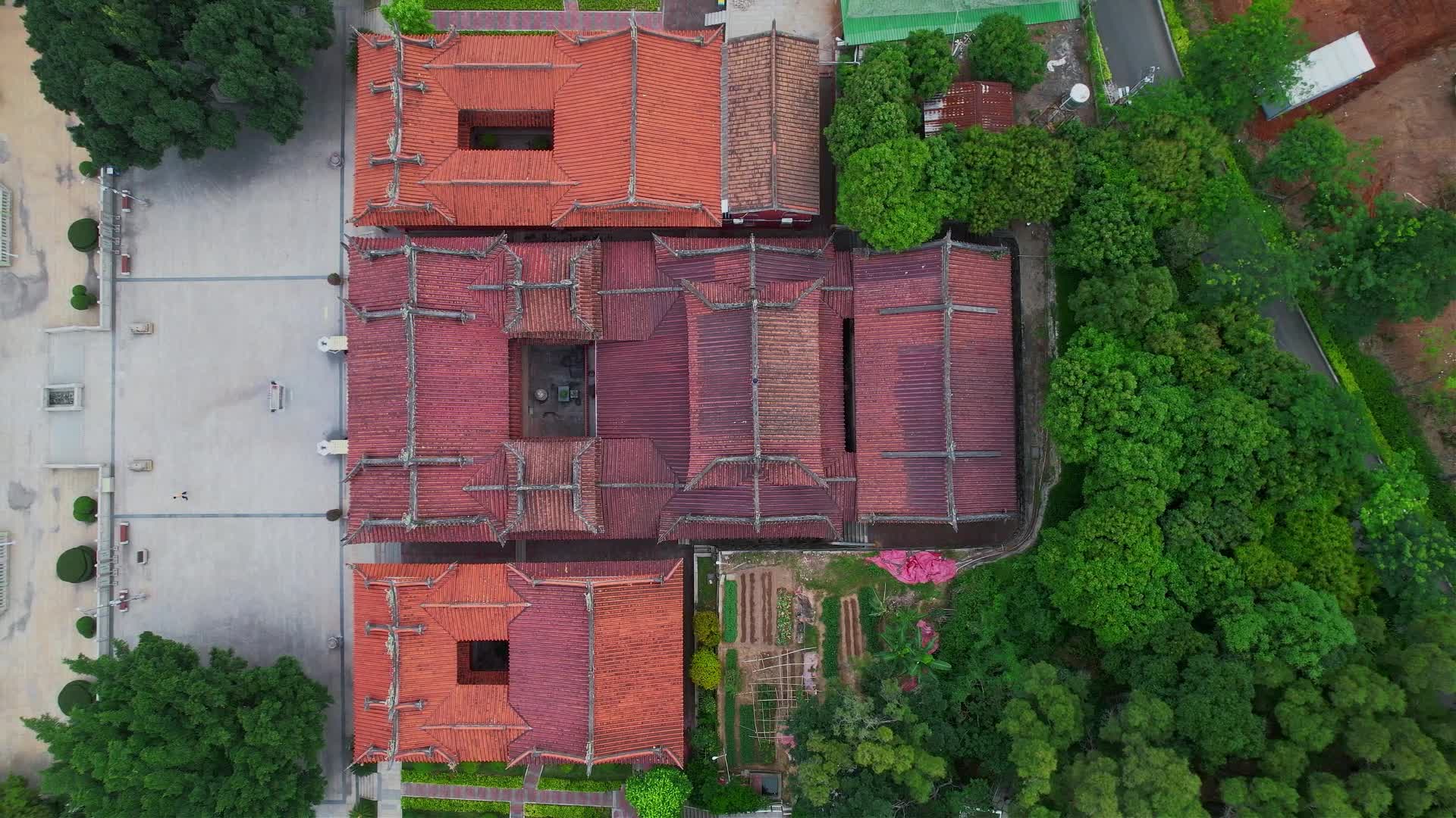 厦门航拍青礁慈济宫建筑景观视频的预览图