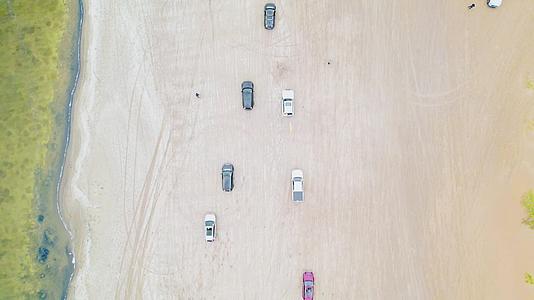 阿拉善沙漠上的赛车视频的预览图