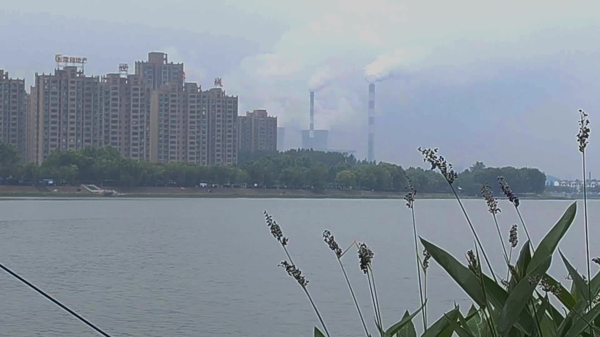 大烟囱烟雾缭绕的工业城市视频的预览图