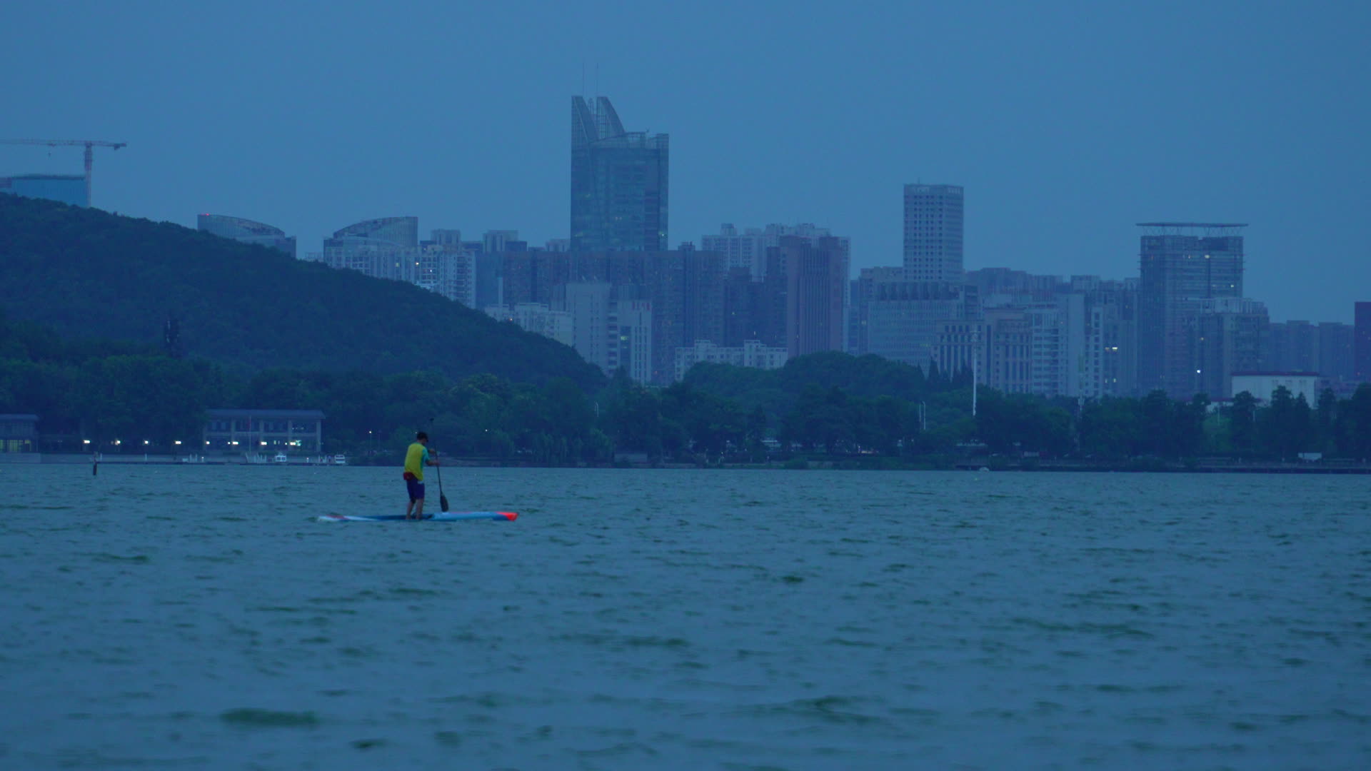 武汉东湖夜里划皮划艇视频的预览图