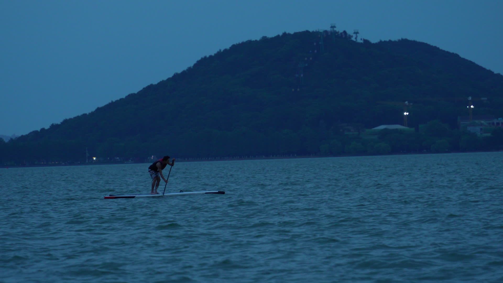 武汉东湖夜里划皮划艇视频的预览图