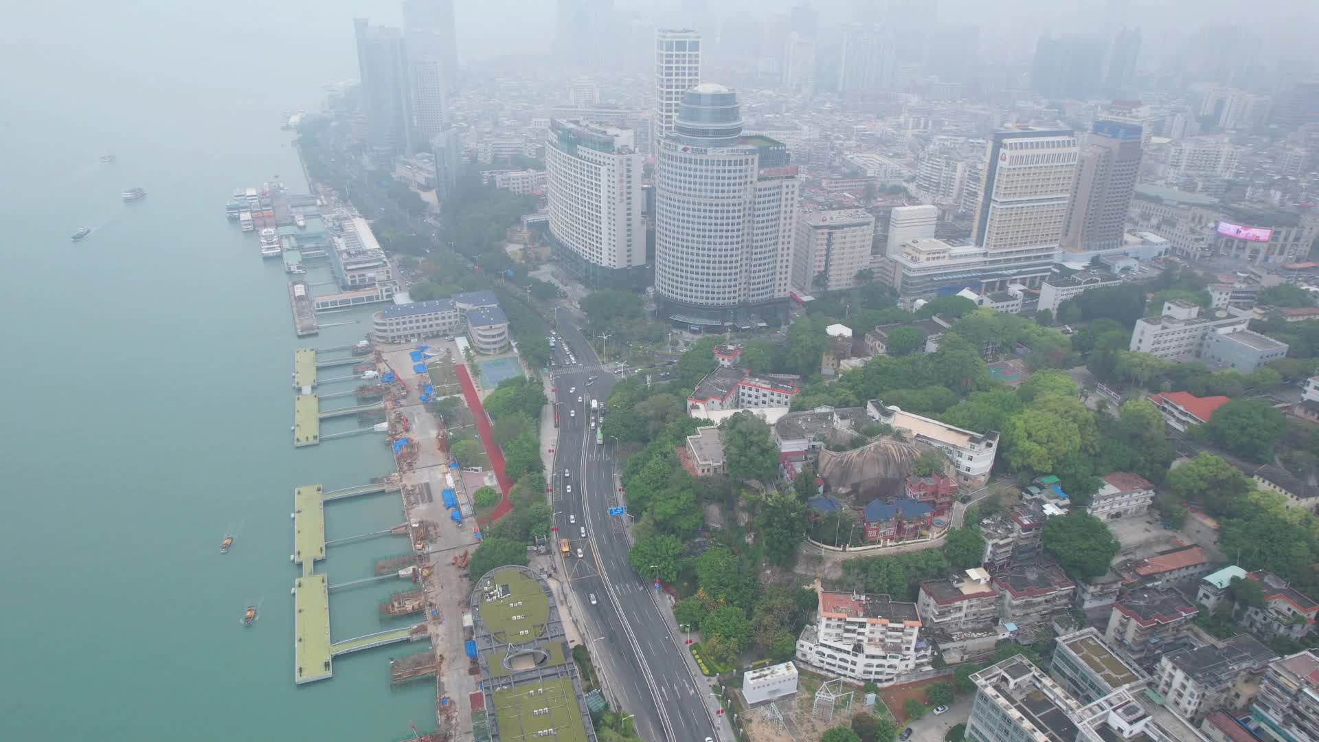 厦门航拍雾天城市建筑风光视频的预览图