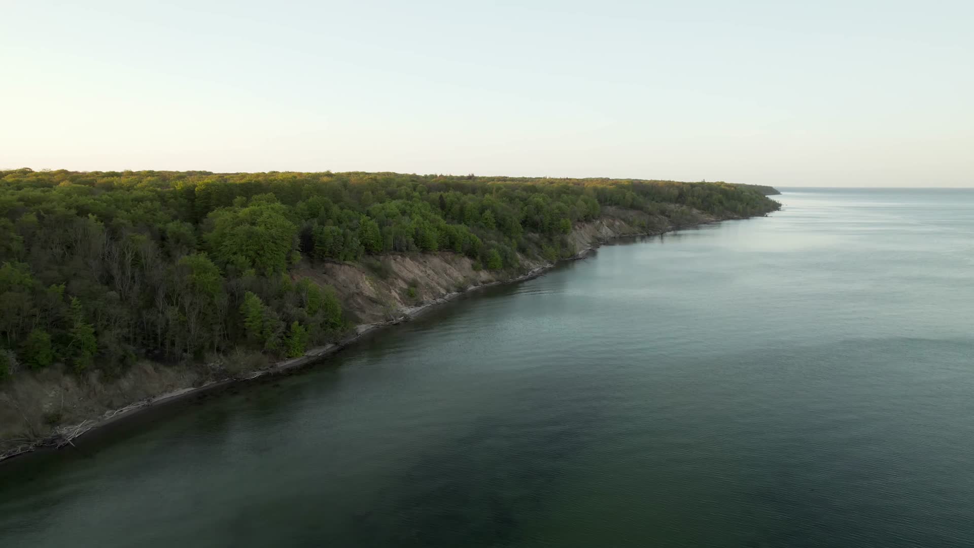 海岸岛屿傍晚黄昏夕阳航拍视频的预览图