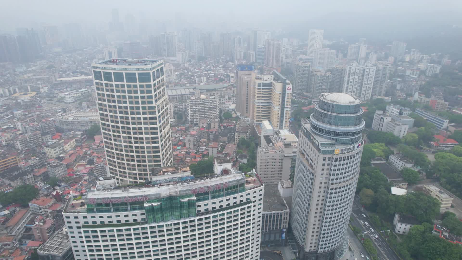 厦门航拍雾天城市建筑风光视频的预览图