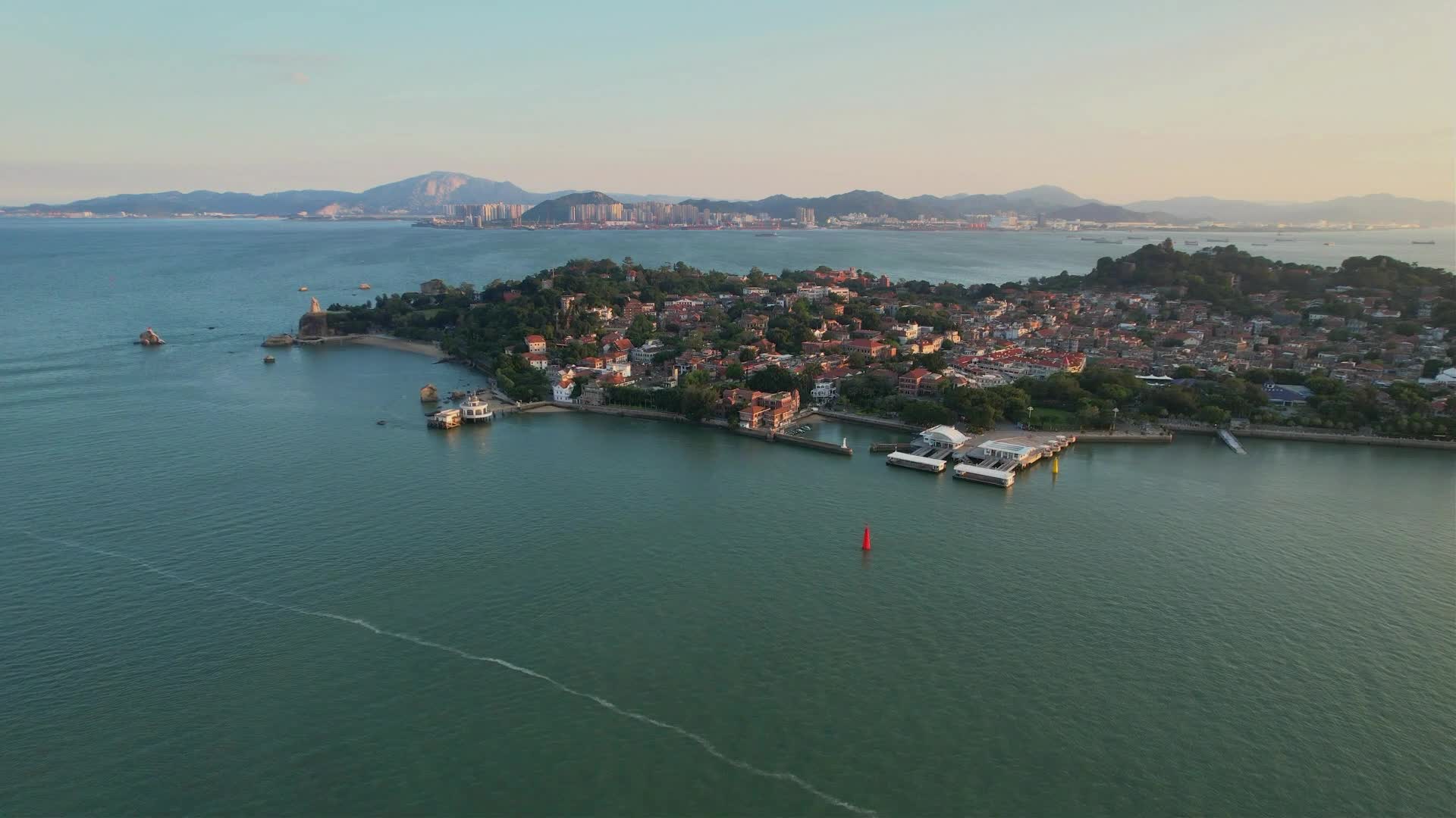 厦门航拍鼓浪屿建筑风光视频的预览图