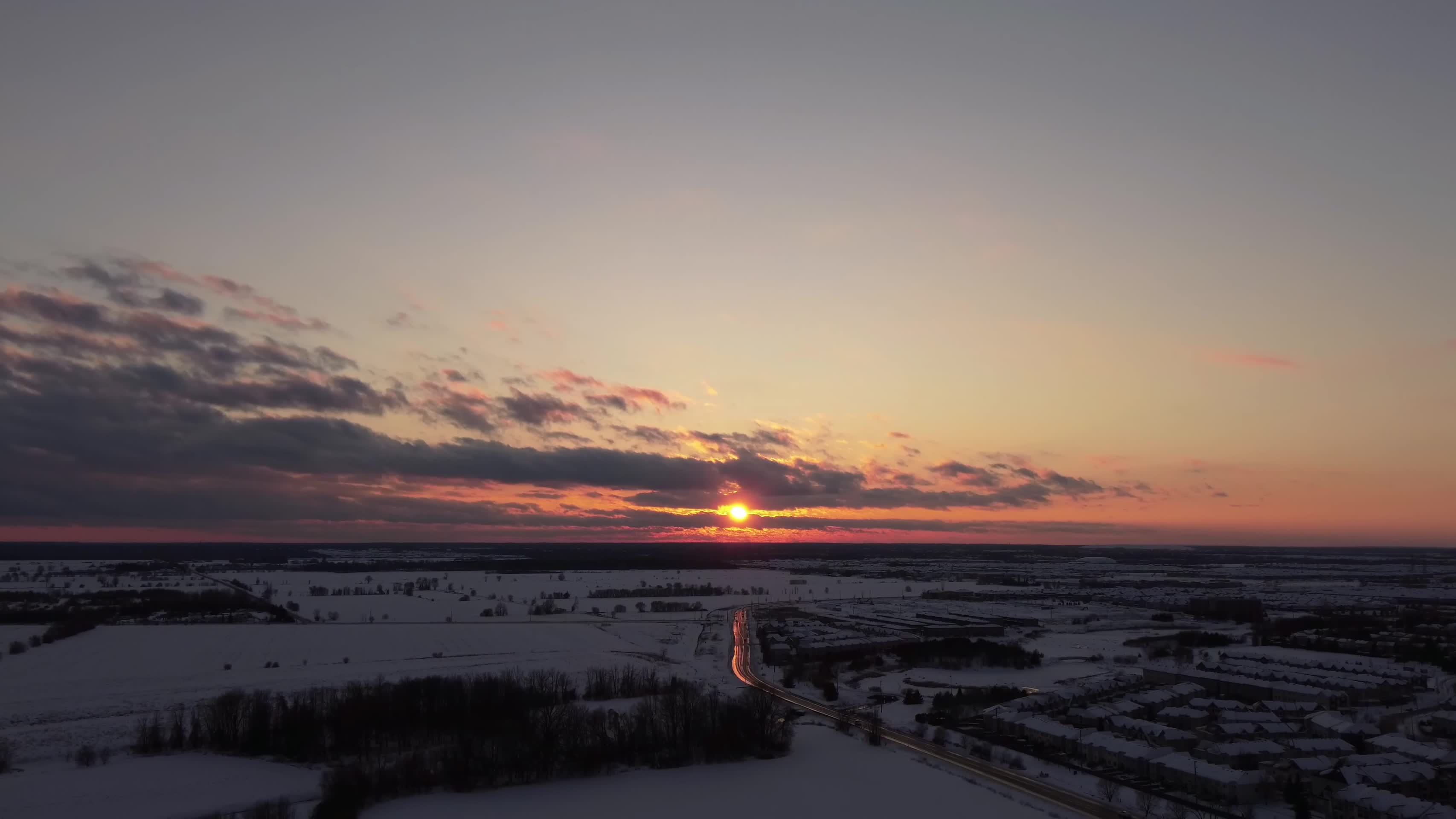 冬季北方平原黄昏落日航拍延时视频的预览图