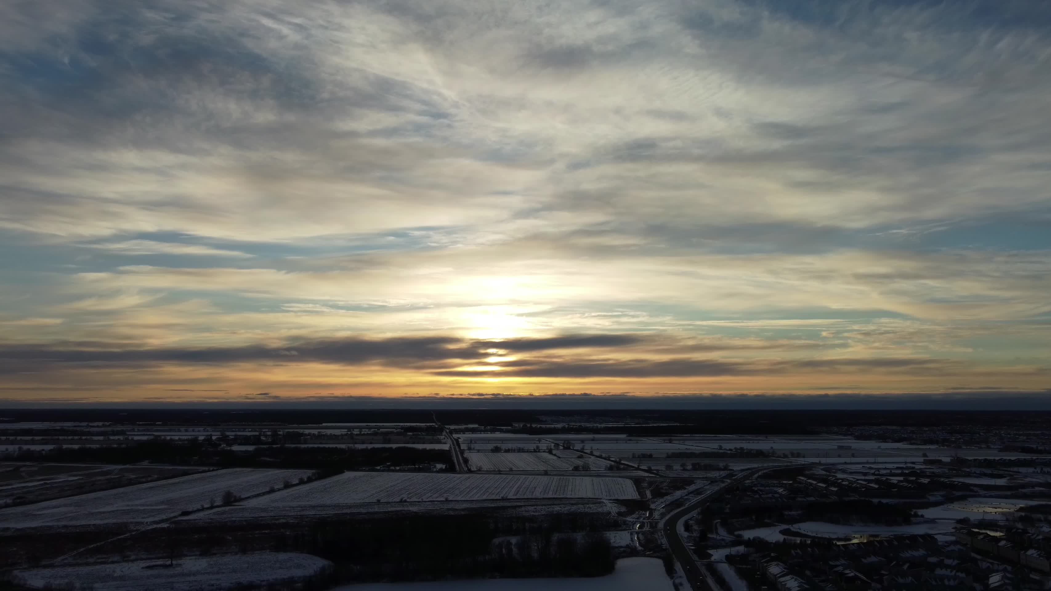 冬季平原傍晚黄昏落日夕阳航拍视频的预览图