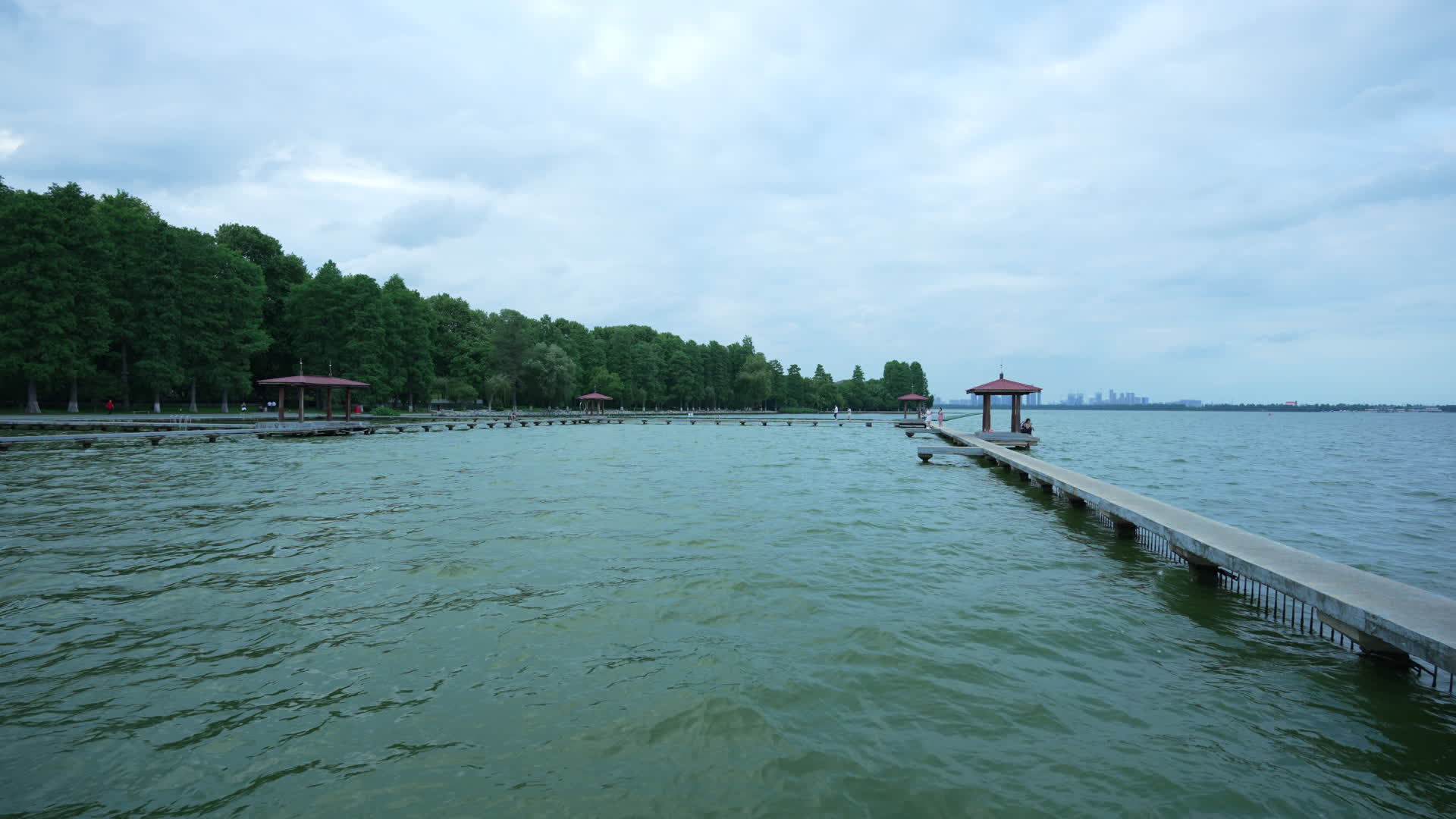 武汉东湖风景听涛泳场视频的预览图