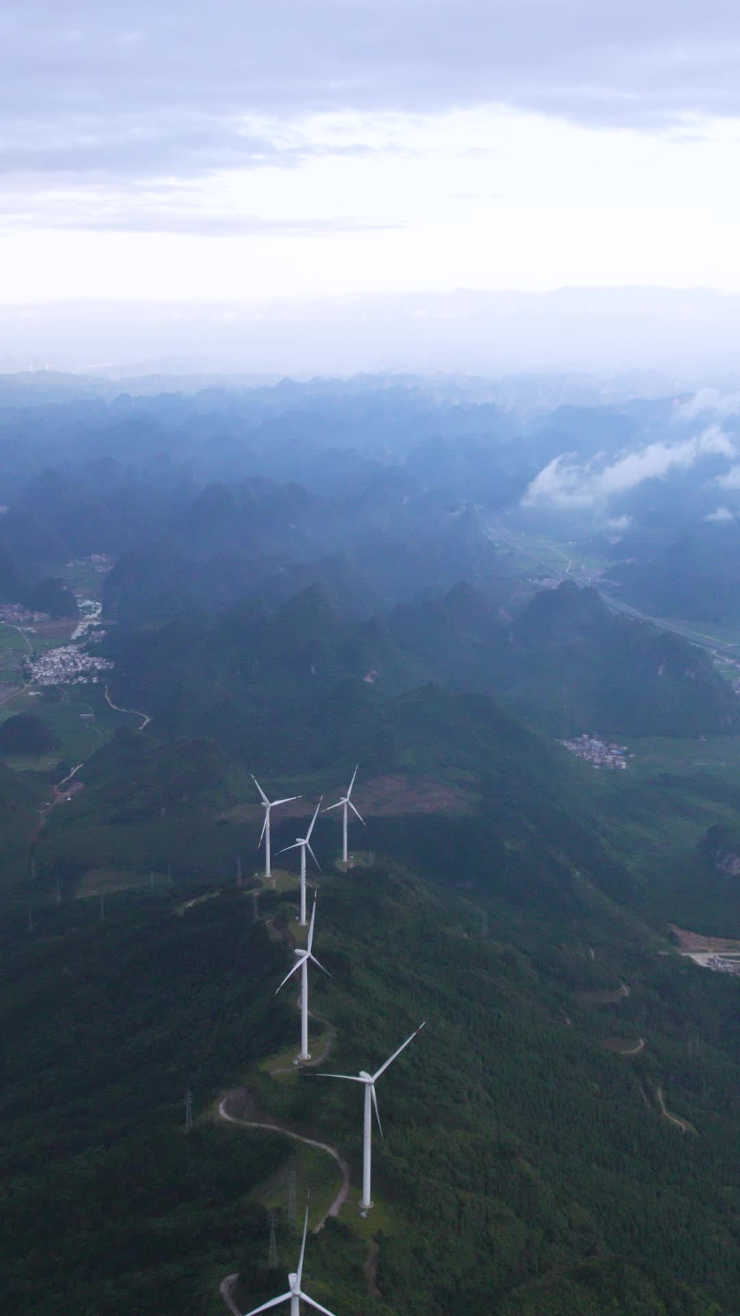 竖屏航拍广西喀斯特地貌风力发电视频的预览图