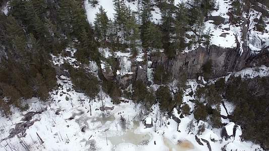 冬季兴安岭山峰森林积雪航拍视频的预览图