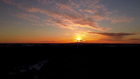 冬季平原傍晚唯美夕阳日落延时航拍视频的预览图