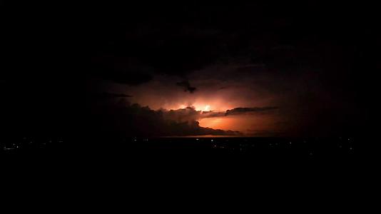 暴风雨夜晚电闪雷鸣闪电航拍视频的预览图