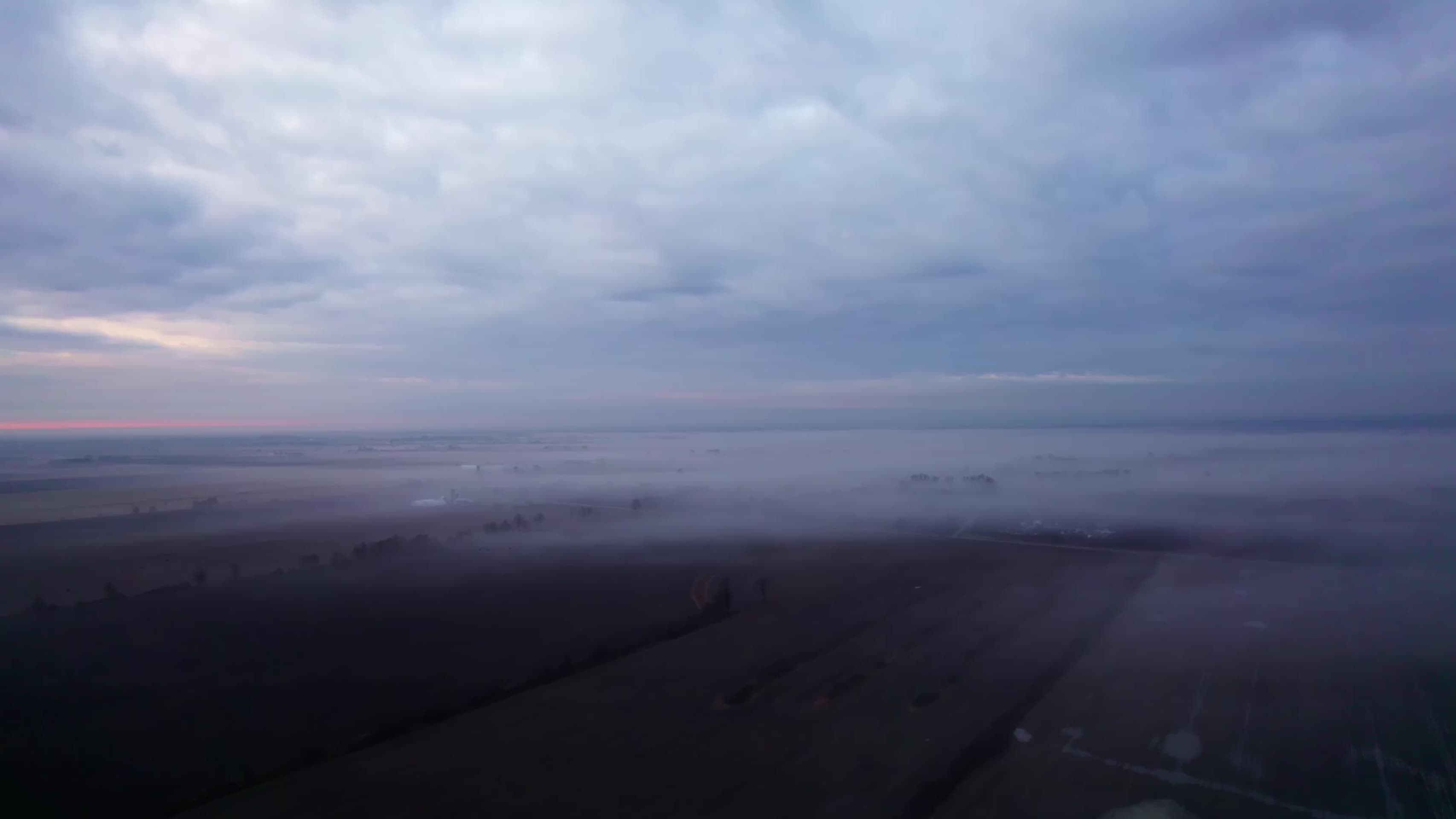 广袤平原清晨雾气升腾航拍视频的预览图