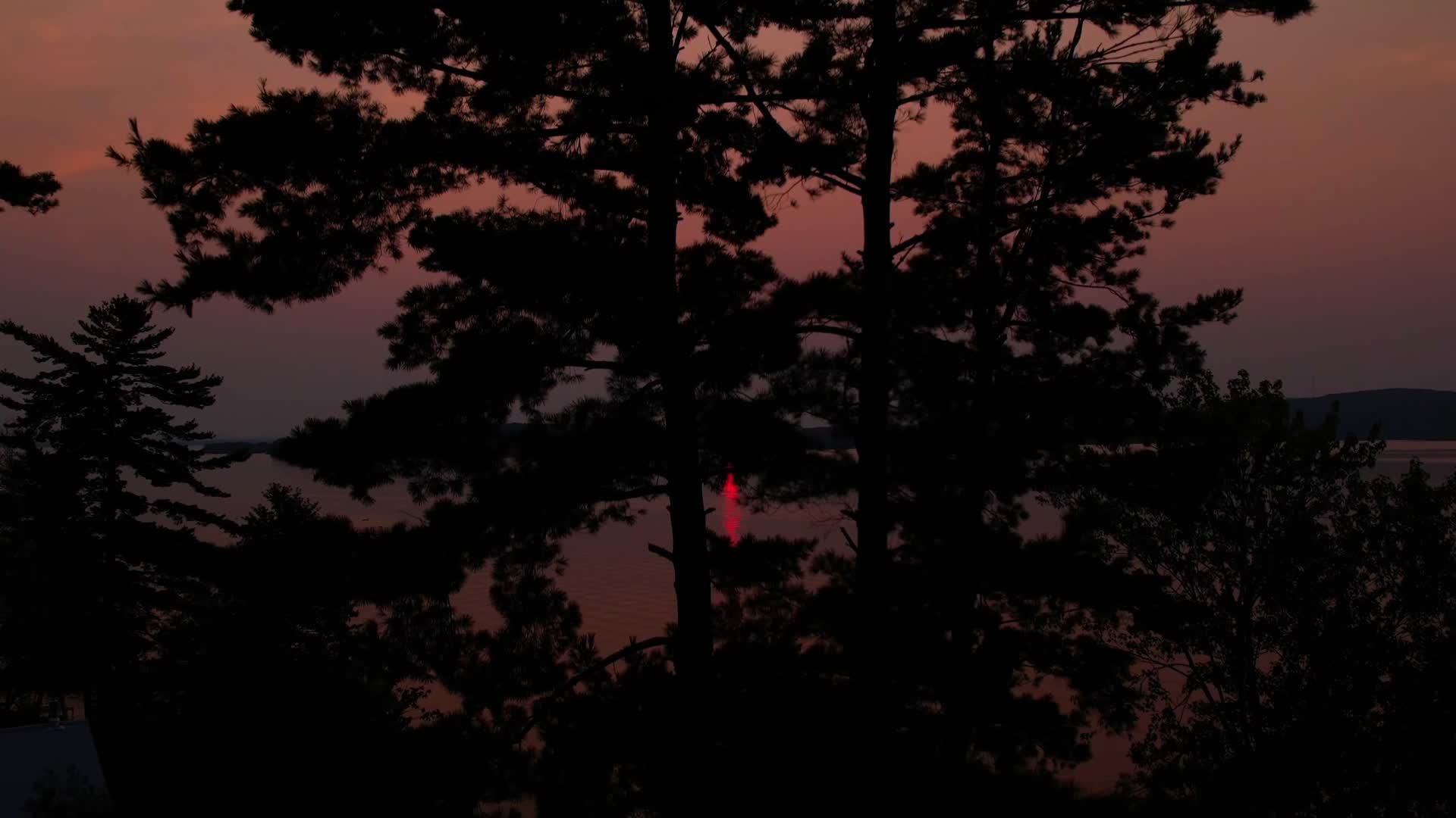 夕阳日落湖面倒影游船航拍视频的预览图