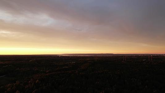 平原湖泊夕阳落日唯美延时航拍视频的预览图