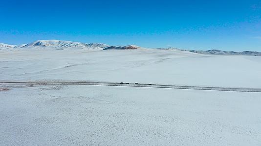 4K航拍青藏高原壮丽雪景视频的预览图