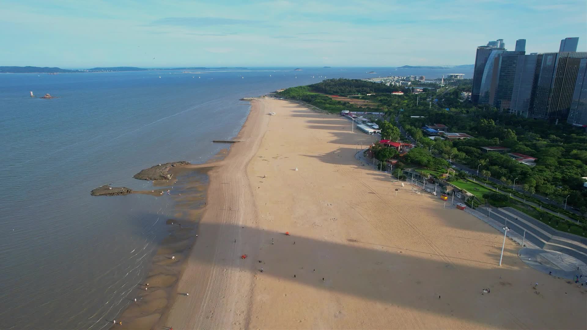 厦门航拍观音山沙滩海边景观视频的预览图