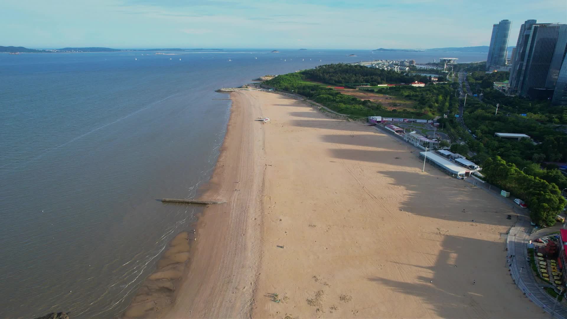 厦门航拍观音山沙滩海边景观视频的预览图