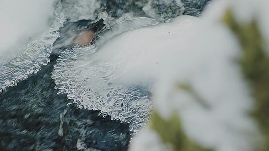 春季河流冰雪融化雪水汇集视频的预览图