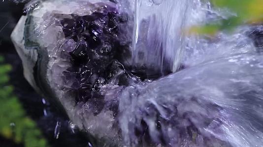 水冲刷石头视频的预览图