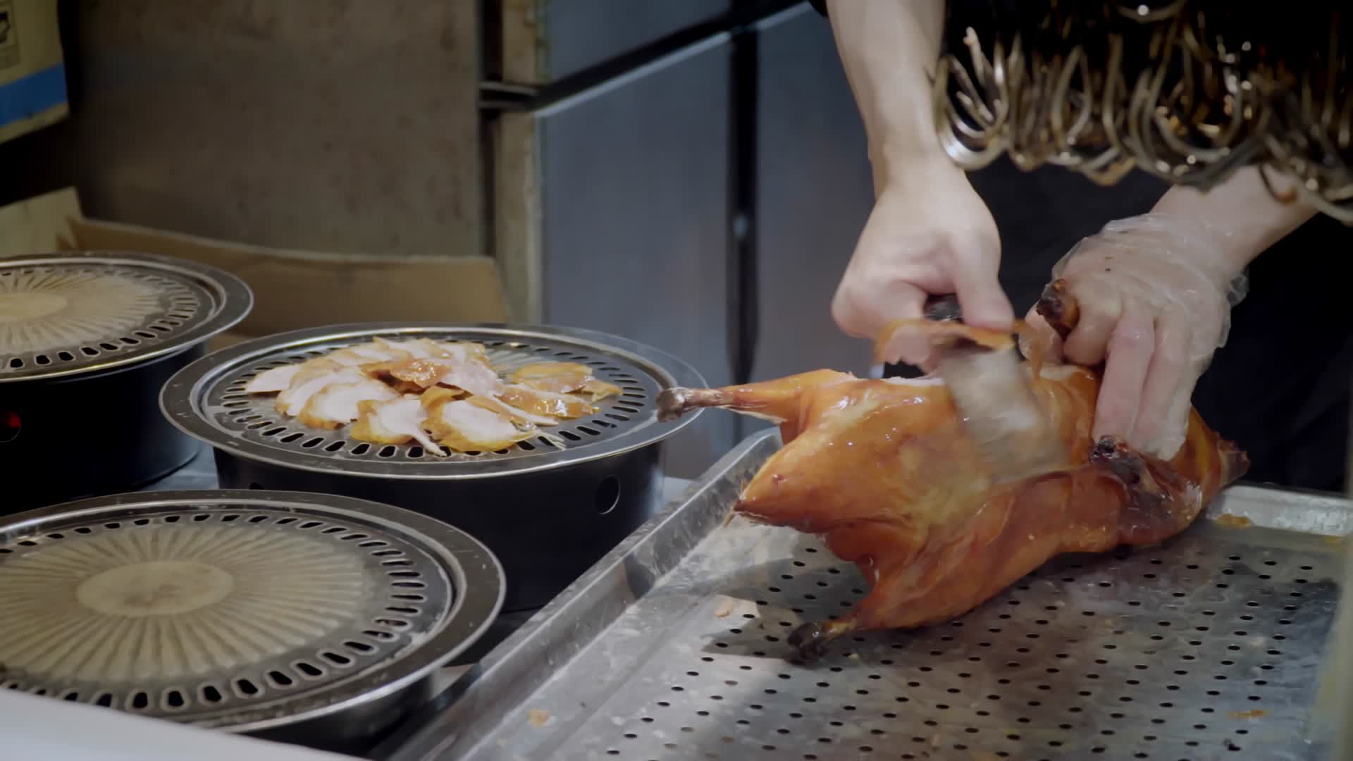烤鸭切肉北京烤鸭视频的预览图