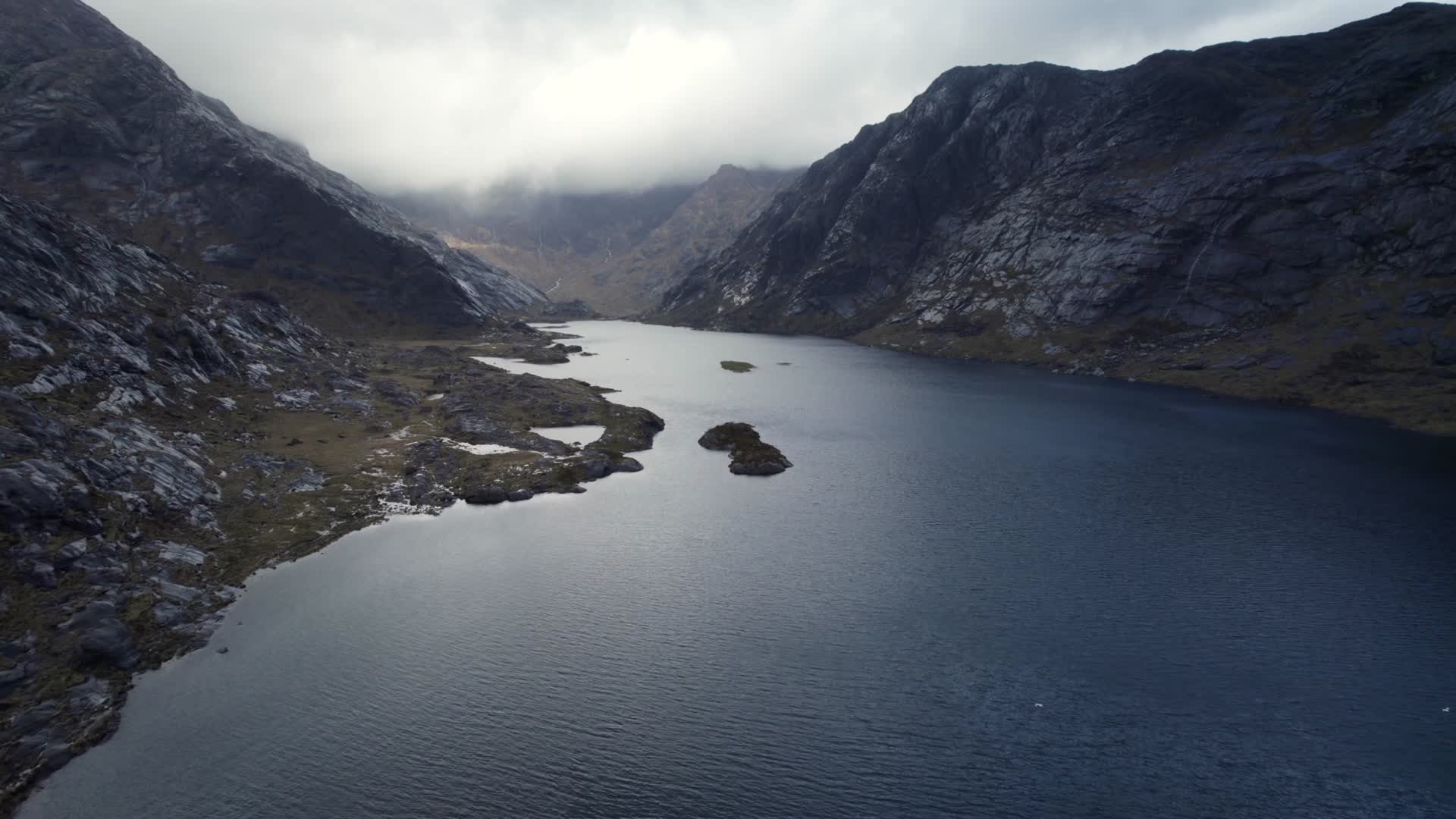 山川峡谷湖泊河流美景航拍视频的预览图