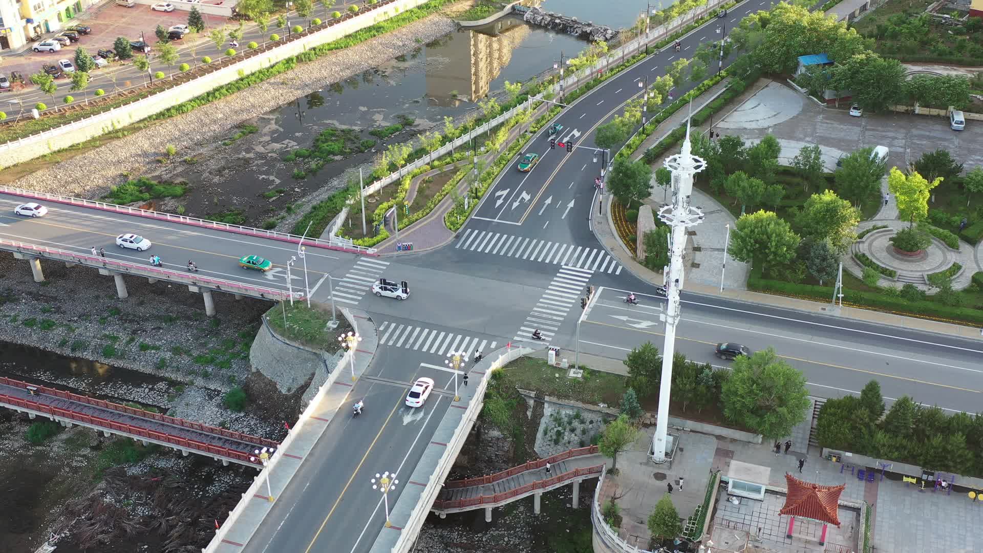 航拍公路十字路口车水马龙视频的预览图