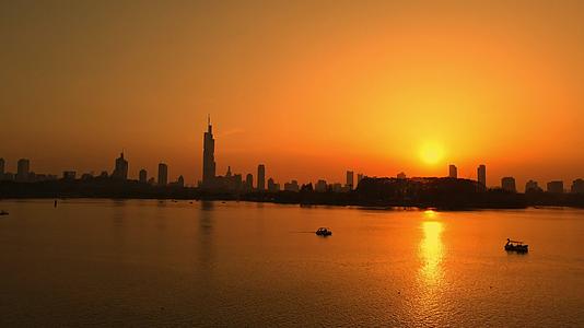 玄武湖游船南京城市夕阳晚霞视频的预览图