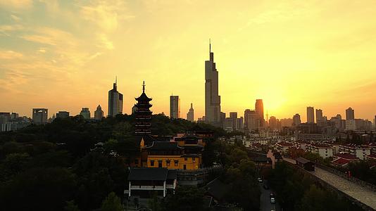 南京鸡鸣寺紫峰大厦城市夕阳视频的预览图