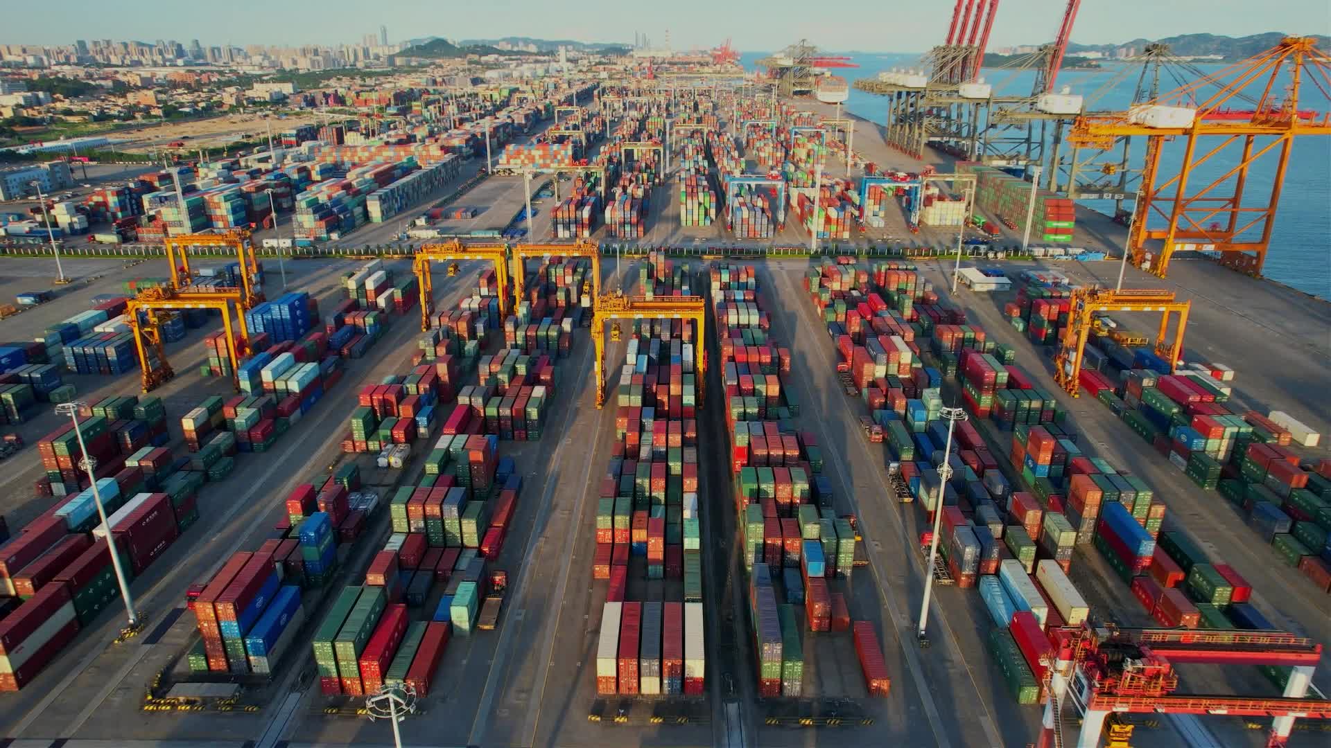 厦门航拍厦门港码头风光视频的预览图