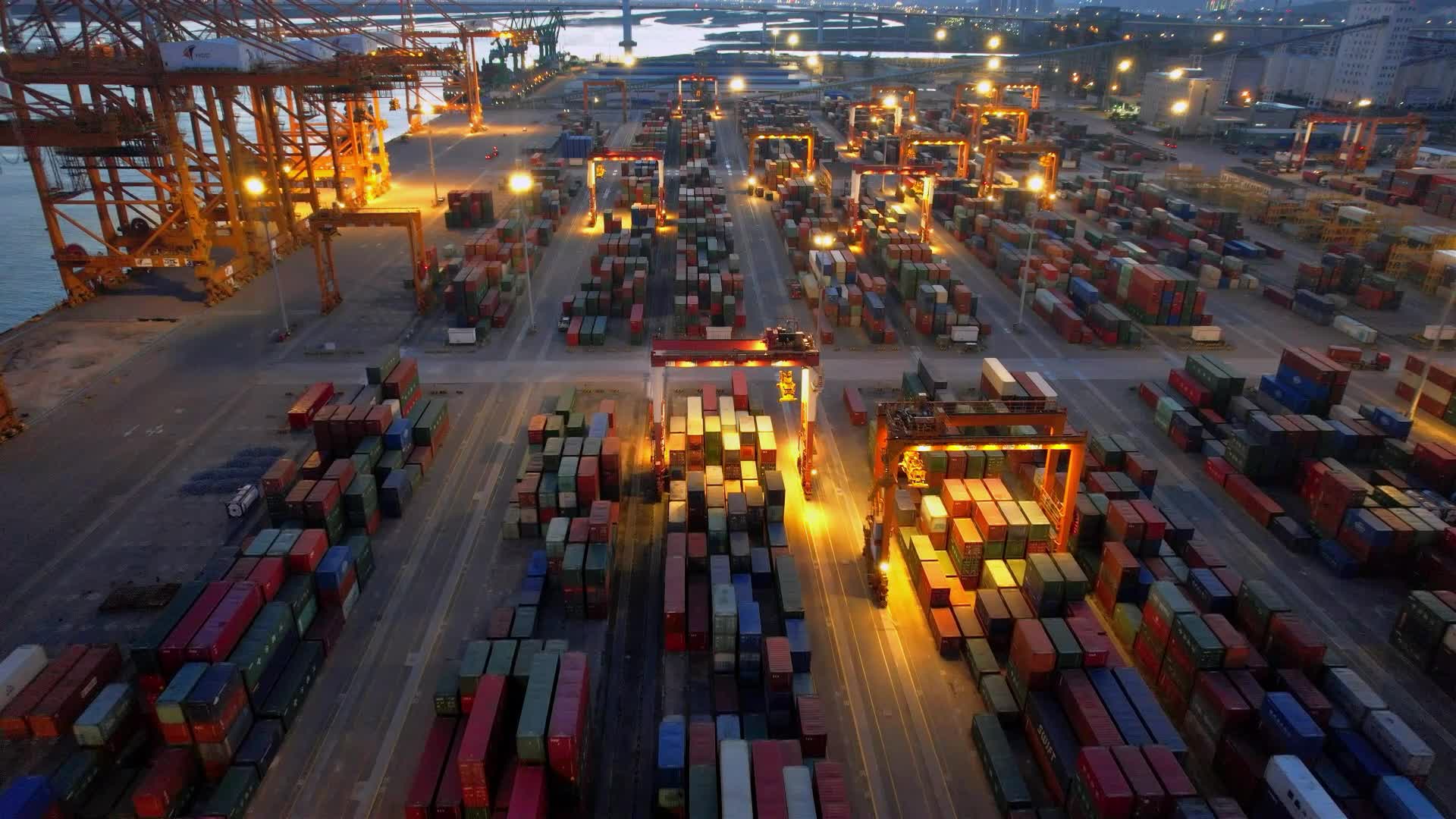 厦门航拍厦门港码头风光视频的预览图