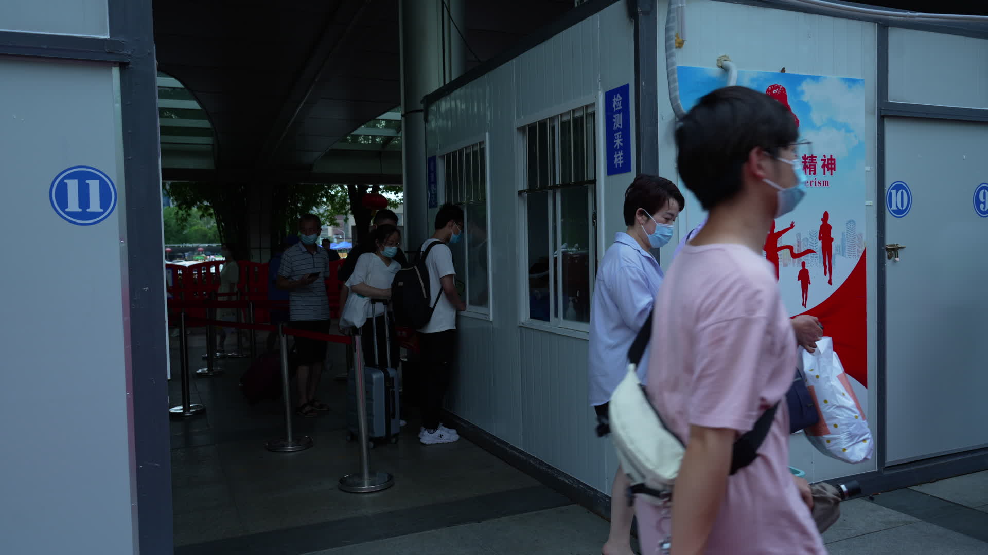 武汉汉口火车站免费核酸点视频的预览图