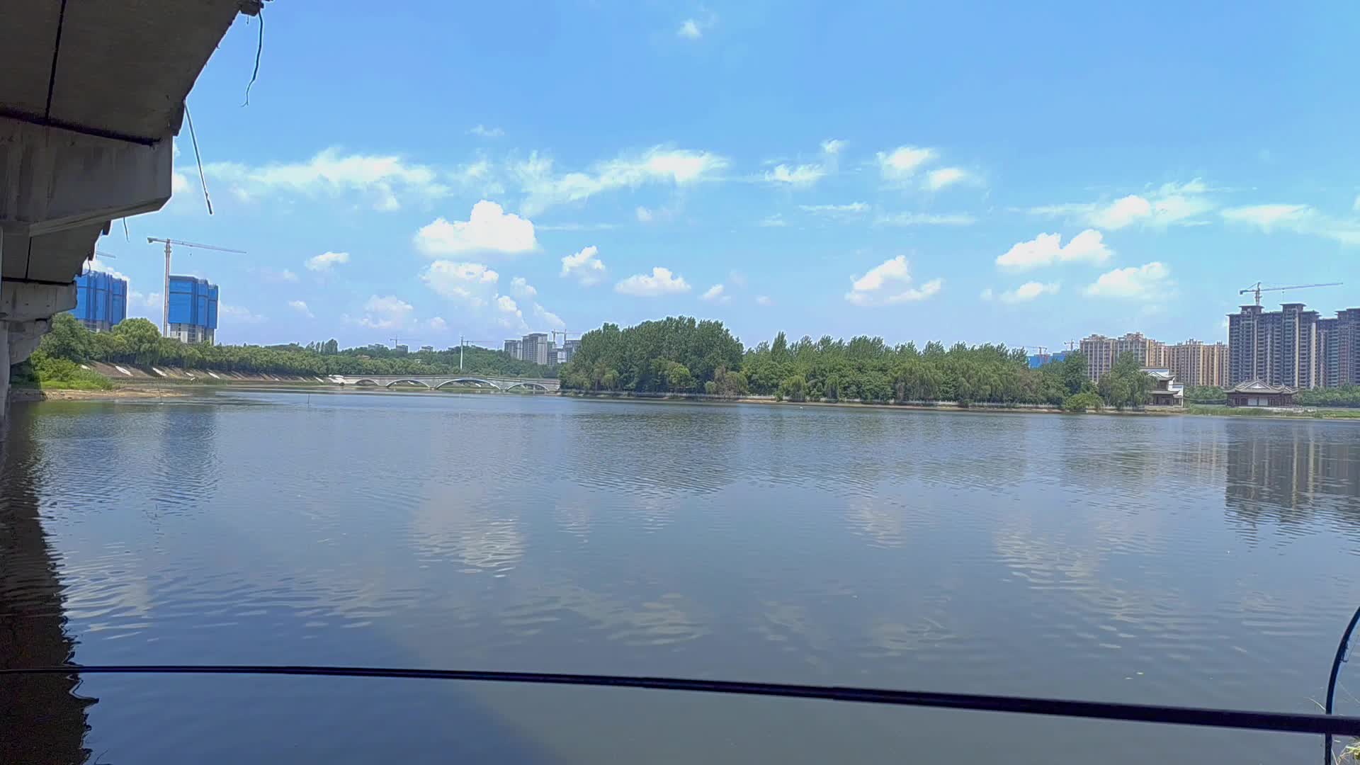 蓝天碧水湖光山色视频的预览图