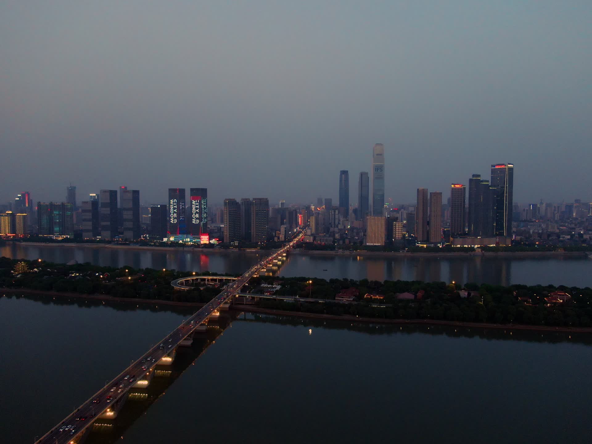 航拍城市夜幕降临移动延时视频的预览图