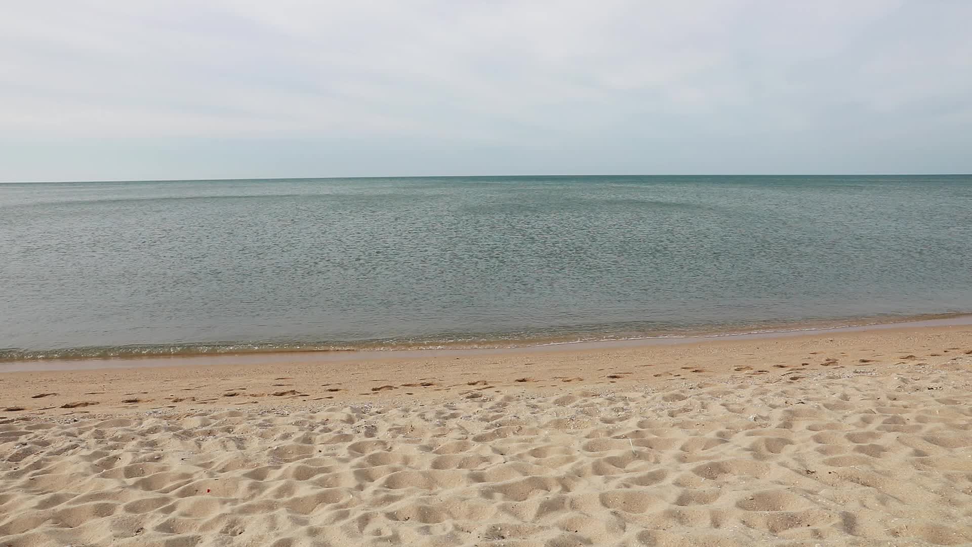 海南岛棋子湾蓝天大海沙滩海浪视频的预览图