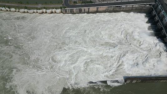 航拍水电站泄洪波涛汹涌水流视频的预览图