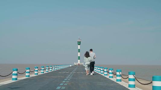 滨海县黄海海边情侣灯塔行走视频的预览图