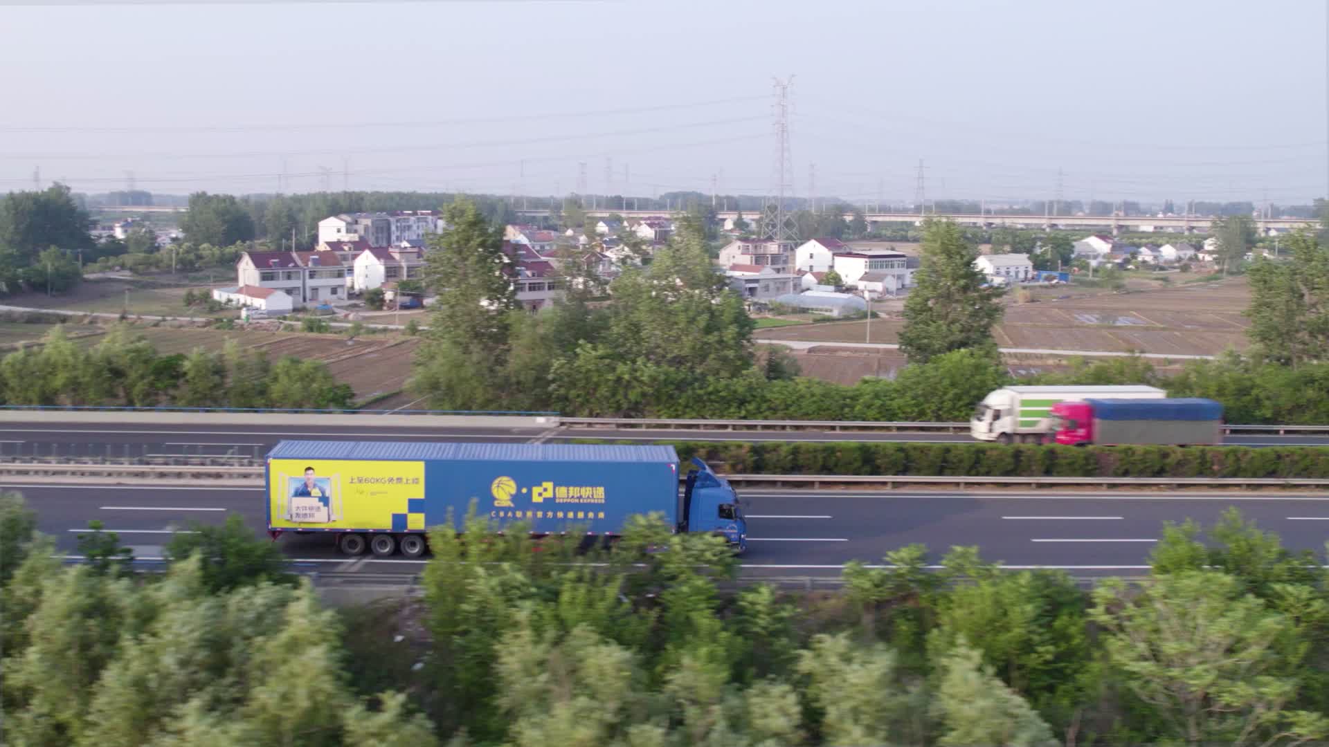 各种快递货车行驶在高速上视频的预览图