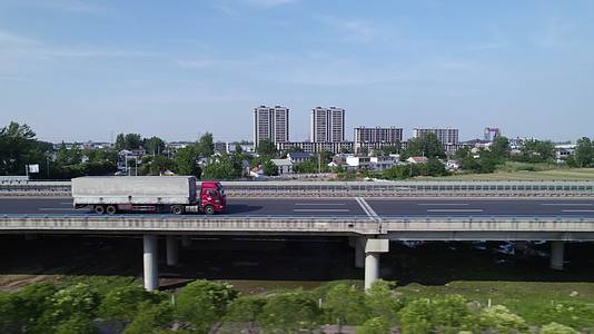 各种大货车行驶在高速上视频的预览图