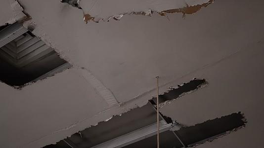 地震损毁坍塌破烂的房屋视频的预览图
